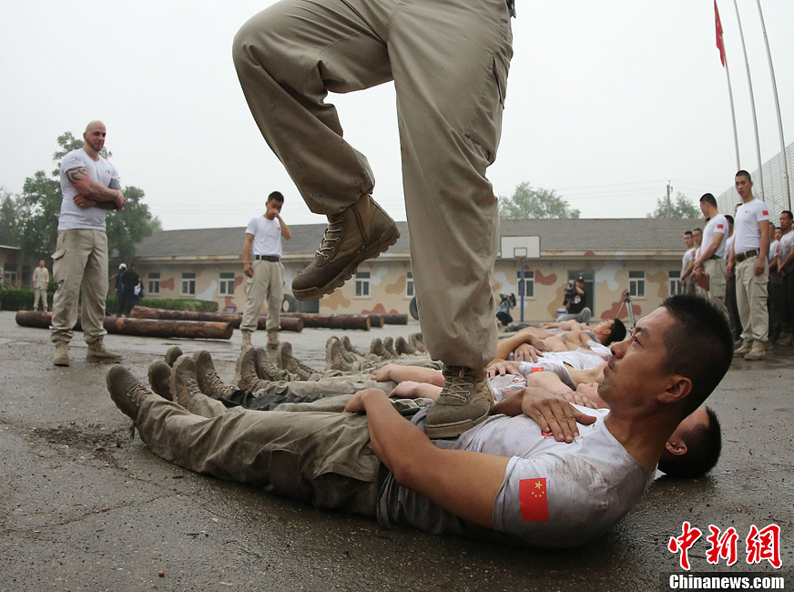 6月6日，有中国魔鬼保镖训练营之称的天骄学院第六期要员保护训练营在北京某训练基地拉开序幕。70多名学员首先迎来的是“地狱周”高强度训练，学员们将在外籍教官带领下，每天训练20个小时，预计会有三分之一的学员在这一周被淘汰。目前天骄学院已经启动海外安保业务，主要对海外中国企业、舰船、华人提供安全服务。[中新社 刘关关 摄]