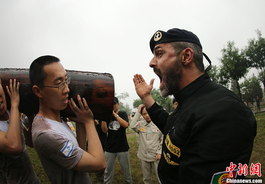 6月6日，有中国魔鬼保镖训练营之称的天骄学院第六期要员保护训练营在北京某训练基地拉开序幕。70多名学员首先迎来的是“地狱周”高强度训练，学员们将在外籍教官带领下，每天训练20个小时，预计会有三分之一的学员在这一周被淘汰。目前天骄学院已经启动海外安保业务，主要对海外中国企业、舰船、华人提供安全服务。[中新社 刘关关 摄]