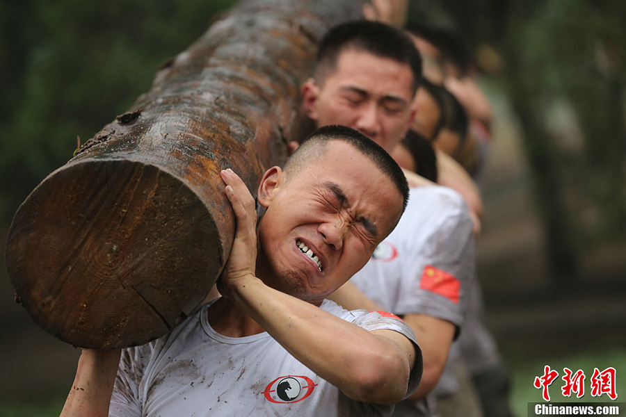 6月6日，有中国魔鬼保镖训练营之称的天骄学院第六期要员保护训练营在北京某训练基地拉开序幕。70多名学员首先迎来的是“地狱周”高强度训练，学员们将在外籍教官带领下，每天训练20个小时，预计会有三分之一的学员在这一周被淘汰。目前天骄学院已经启动海外安保业务，主要对海外中国企业、舰船、华人提供安全服务。[中新社 刘关关 摄]