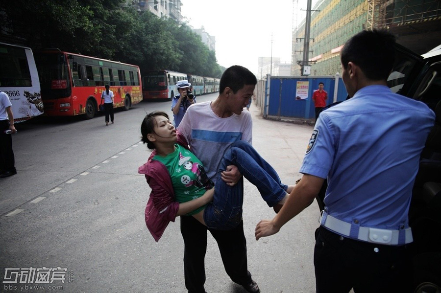 男生抱着昏迷女生出考场找警察。[互动宜宾论坛]