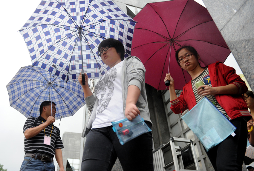 Students walk into an examination site in Hefei, Anhui Province, on June 7. Some 9.12 million applicants are expected to sit this year&apos;s college entrance exam, down from 9.15 million in 2012, a spokeswoman for the Ministry of Education (MOE) said on Wednesday. [Photo/Xinhua] 