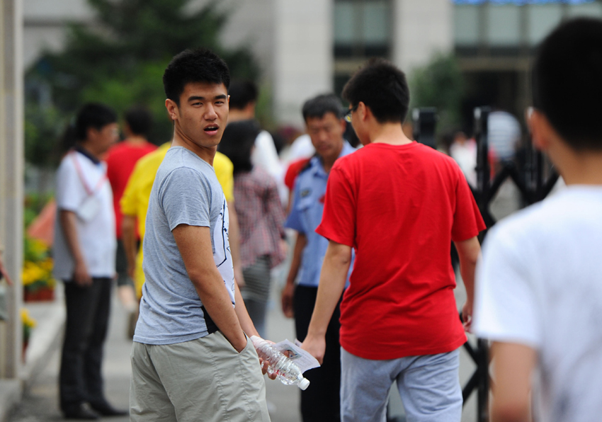 Students walk into an examination site in Changchun, Jilin Province, on June 7. Some 9.12 million applicants are expected to sit this year&apos;s college entrance exam, down from 9.15 million in 2012, a spokeswoman for the Ministry of Education (MOE) said on Wednesday. [Photo/Xinhua] 