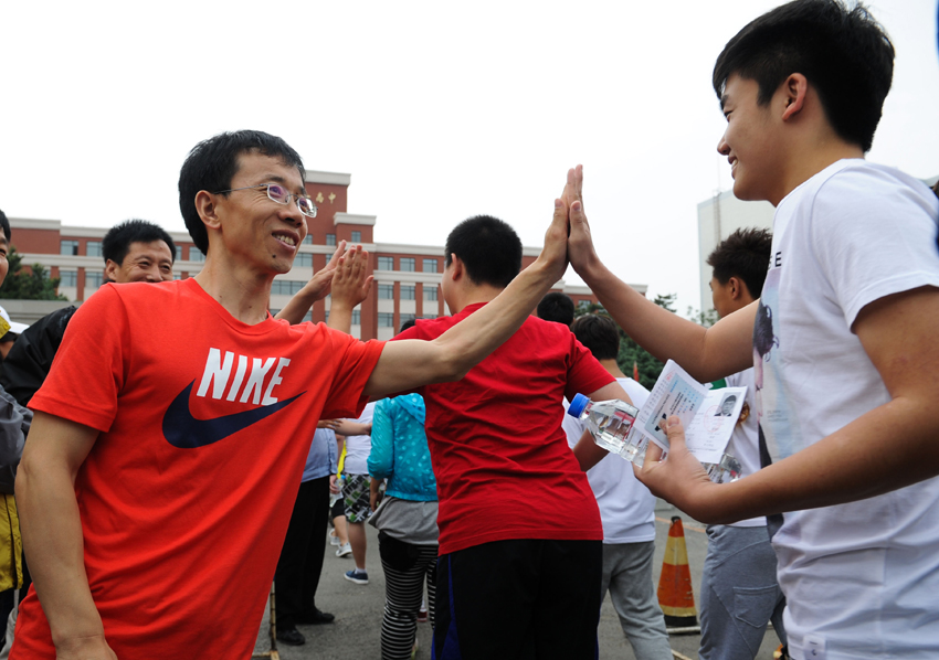 Students walk into an examination site in Changchu, Jilin Province, on June 7. Some 9.12 million applicants are expected to sit this year&apos;s college entrance exam, down from 9.15 million in 2012, a spokeswoman for the Ministry of Education (MOE) said on Wednesday. [Photo/Xinhua] 