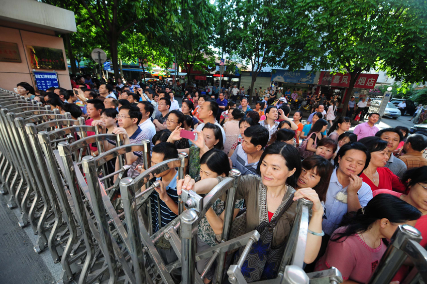 Parents wait outside an examination site in Nanning, Guangxi Zhuang Autonomous Region, on June 7. Some 9.12 million applicants are expected to sit this year&apos;s college entrance exam, down from 9.15 million in 2012, a spokeswoman for the Ministry of Education (MOE) said on Wednesday. [Photo/Xinhua] 