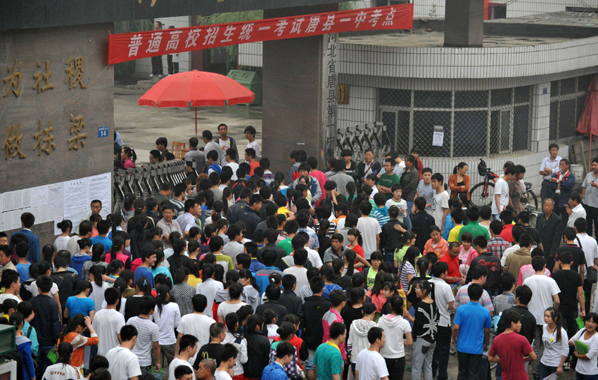 Students walk into an examination site Tangxian, Hebei Province, on June 7. Some 9.12 million applicants are expected to sit this year&apos;s college entrance exam, down from 9.15 million in 2012, a spokeswoman for the Ministry of Education (MOE) said on Wednesday. [Photo/Xinhua] 