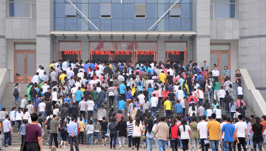 Students walk into an examination site Gu&apos;an, Hebei Province, on June 7. Some 9.12 million applicants are expected to sit this year&apos;s college entrance exam, down from 9.15 million in 2012, a spokeswoman for the Ministry of Education (MOE) said on Wednesday. [Photo/Xinhua]