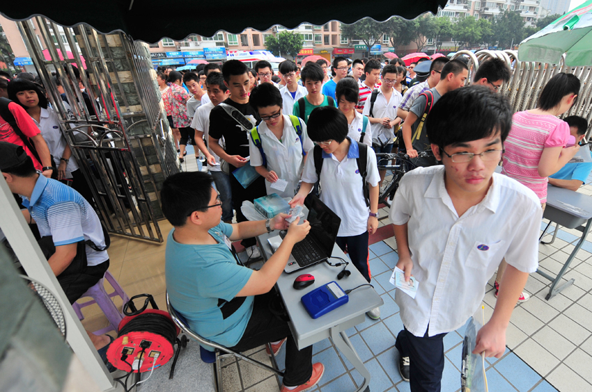 Students walk into an examination site Cangshan, Fuzhou Province, on June 7. Some 9.12 million applicants are expected to sit this year&apos;s college entrance exam, down from 9.15 million in 2012, a spokeswoman for the Ministry of Education (MOE) said on Wednesday. [Photo/Xinhua] 