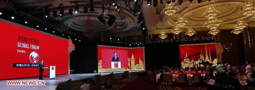 Chinese Vice Premier Zhang Gaoli (L) delivers a speech at the gala dinner for the opening of the 2013 Fortune Global Forum (FGF) in Chengdu, capital of southwest China&apos;s Sichuan Province, June 6, 2013. 