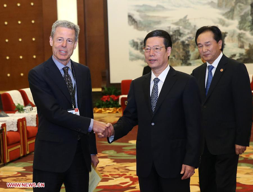 Chinese Vice Premier Zhang Gaoli (C) meets with Time Warner Chairman and CEO Jeffrey Bewkes (L) during the 2013 Fortune Global Forum (FGF) in Chengdu, capital of southwest China&apos;s Sichuan Province, June 6, 2013.
