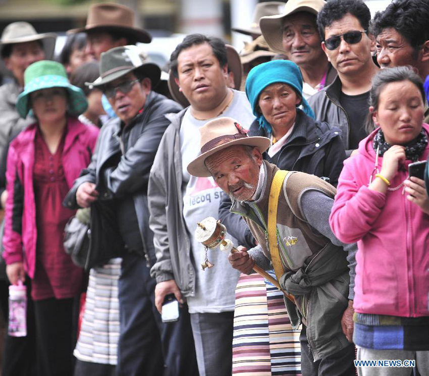Family members of examinees of the national college entrance exam wait outside the exam site at the Lhasa Middle School in Lhasa, capital of southwest China&apos;s Tibet Autonomous Region, June 7, 2013. Some 9.12 million applicants are expected to sit this year&apos;s college entrance exam on June 7 and 8.