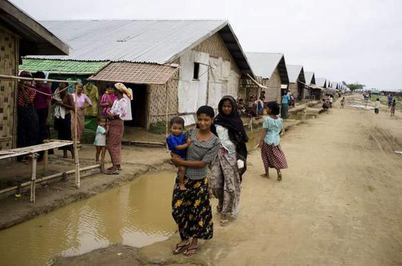 In Sittwe, Myanmar, many displaced people have moved into temporary shelters, but are dependent on aid due to insecurity and restrictions on movement. [S. Kellly/UNHCR]