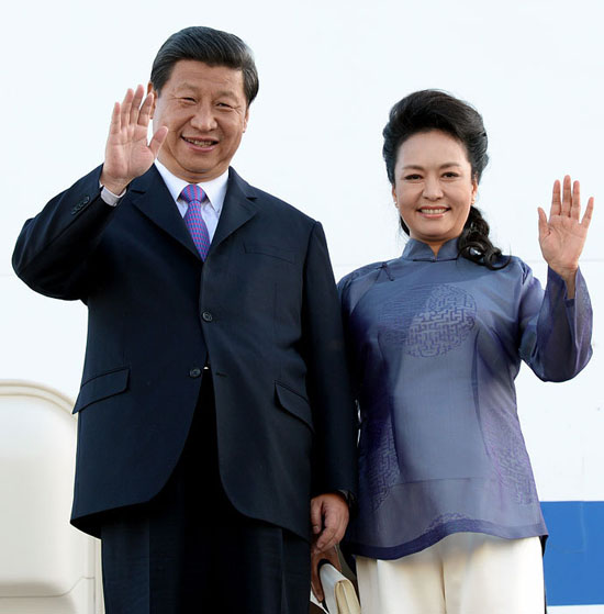 Chinese President Xi Jinping and his wife Peng Liyuan wave upon their arrival in California, the United States, June 6, 2013. Xi arrived in California Thursday for a meeting with U.S. President Barack Obama. [Xinhua Photo]