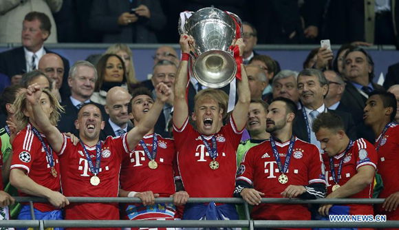 Arjen Robben lifts UEFA Champions League trophy.