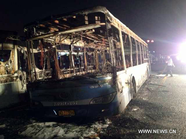 Photo taken by mobile phone on June 7, 2013 shows the debris of a bus on an elevated track in Xiamen, southeast China&apos;s Fujian Province. At least 47 people died and more than 30 others were injured after the bus in the city&apos;s BRT (bus rapid transit) service burst into flames at about 6:30 p.m. on Friday. [Photo/Xinhua]