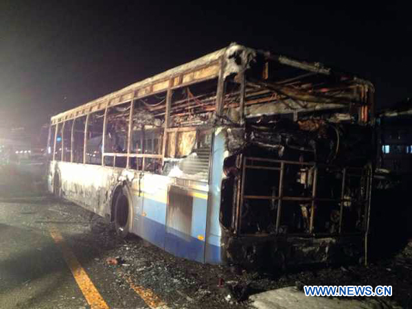 Photo taken by mobile phone on June 7, 2013 shows the debris of a bus on an elevated track in Xiamen, southeast China&apos;s Fujian Province. At least 47 people died and more than 30 others were injured after the bus in the city&apos;s BRT (bus rapid transit) service burst into flames at about 6:30 p.m. on Friday. [Photo/Xinhua]