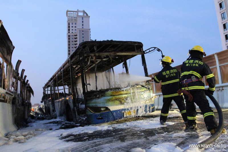 Photo taken by mobile phone on June 7, 2013 shows the debris of a bus on an elevated track in Xiamen, southeast China&apos;s Fujian Province. At least 48 people died and more than 30 others were injured after the bus in the city&apos;s BRT (bus rapid transit) service burst into flames at about 6:30 p.m. on Friday. [Photo/Xinhua]