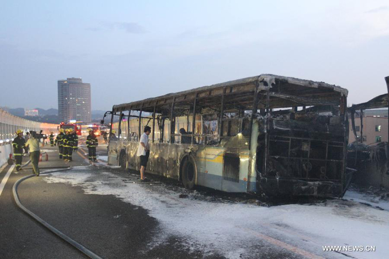 Photo taken by mobile phone on June 7, 2013 shows the debris of a bus on an elevated track in Xiamen, southeast China&apos;s Fujian Province. At least 48 people died and more than 30 others were injured after the bus in the city&apos;s BRT (bus rapid transit) service burst into flames at about 6:30 p.m. on Friday. [Photo/Xinhua]