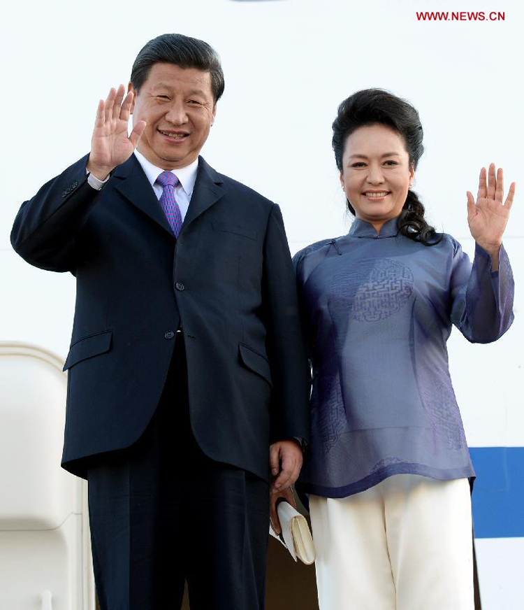 Chinese President Xi Jinping and his wife Peng Liyuan wave upon their arrival in California, the United States, June 6, 2013. Xi arrived in California Thursday for a meeting with U.S. President Barack Obama.
