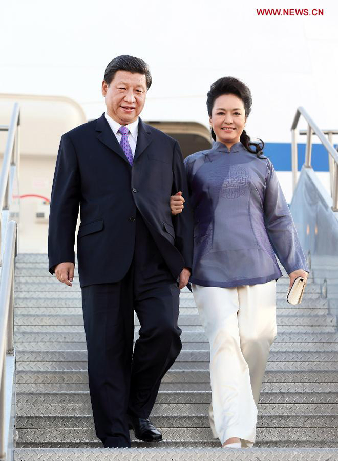 Chinese President Xi Jinping and his wife Peng Liyuan arrive in California, the United States, June 6, 2013. Xi arrived in California Thursday for a meeting with U.S. President Barack Obama.