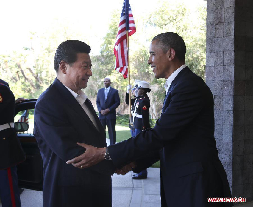 Chinese President Xi Jinping (L) shakes hands with U.S. President Barack Obama at the Annenberg Retreat, California, the United States, June 7, 2013. Chinese President Xi Jinping and his U.S. counterpart, Barack Obama, met Friday to exchange views on major issues of common concern.