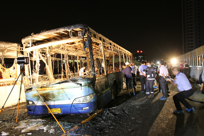 Photo taken by mobile phone on June 7, 2013 shows the debris of a bus on an elevated track in Xiamen, southeast China&apos;s Fujian Province. At least 48 people died and more than 30 others were injured after the bus in the city&apos;s BRT (bus rapid transit) service burst into flames at about 6:30 p.m. on Friday. [Photo/Xinhua]