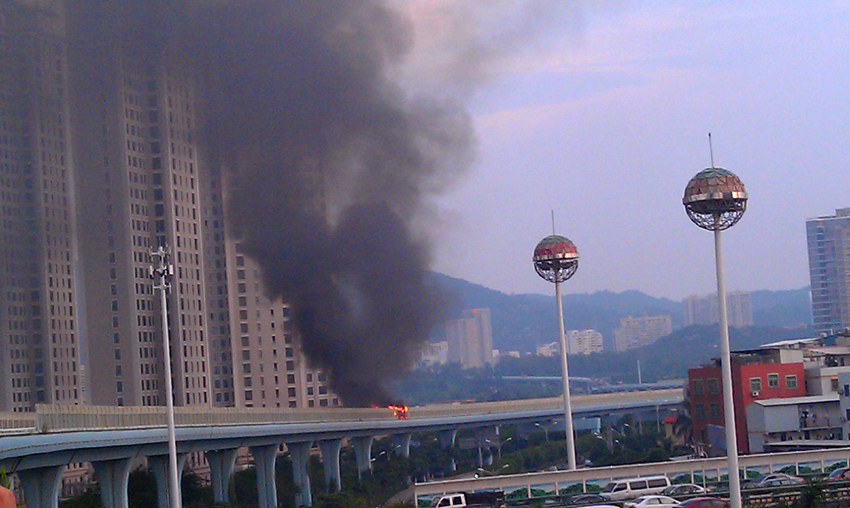 Photo taken on June 7, 2013 shows the bus on fire on an elevated track in Xiamen, southeast China&apos;s Fujian Province. At least 48 people died and more than 30 others were injured after the bus in the city&apos;s BRT (bus rapid transit) service burst into flames at about 6:30 p.m. on Friday. [Photo/Xinhua] 