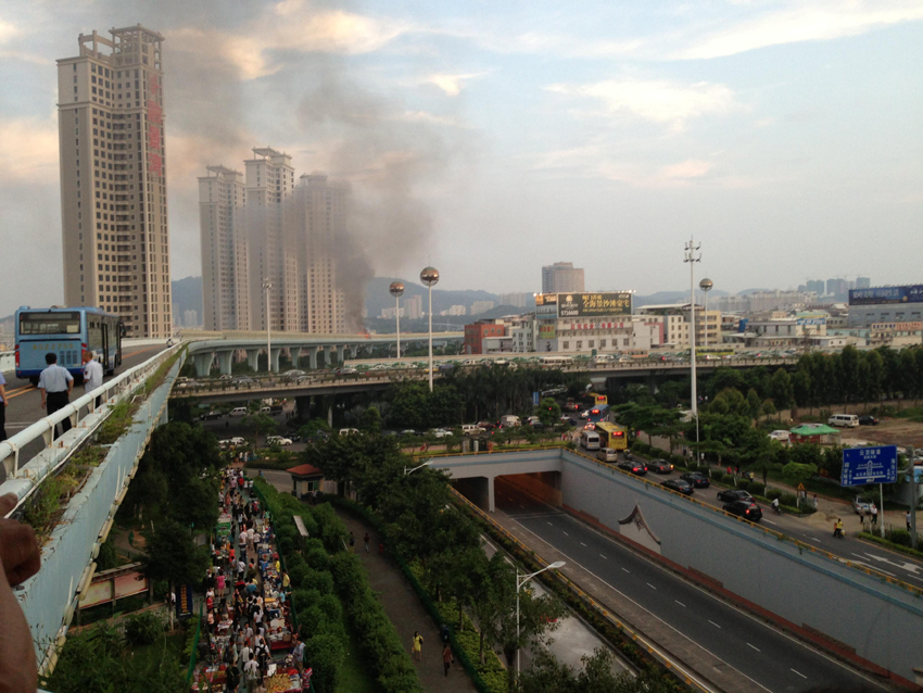 Photo taken on June 7, 2013 shows the bus on fire on an elevated track in Xiamen, southeast China&apos;s Fujian Province. At least 48 people died and more than 30 others were injured after the bus in the city&apos;s BRT (bus rapid transit) service burst into flames at about 6:30 p.m. on Friday. [Photo/Xinhua] 