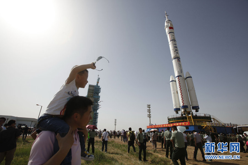 A spokesman from China’s manned space program says the Shenzhou-10 spacecraft will be launched in the middle of this month. The spacecraft will carry three astronauts to the Tiangong-1 space module.The assembly of the Shenzhou-10 spacecraft and the Long March-2F carrier rocket was transported to the launch site on June 3 at Jiuquan Satellite Launch Center in Jiuquan, northwest China's Gansu Province, which marks the manned Shenzhou-10 mission entering the final phase of its preparation. 