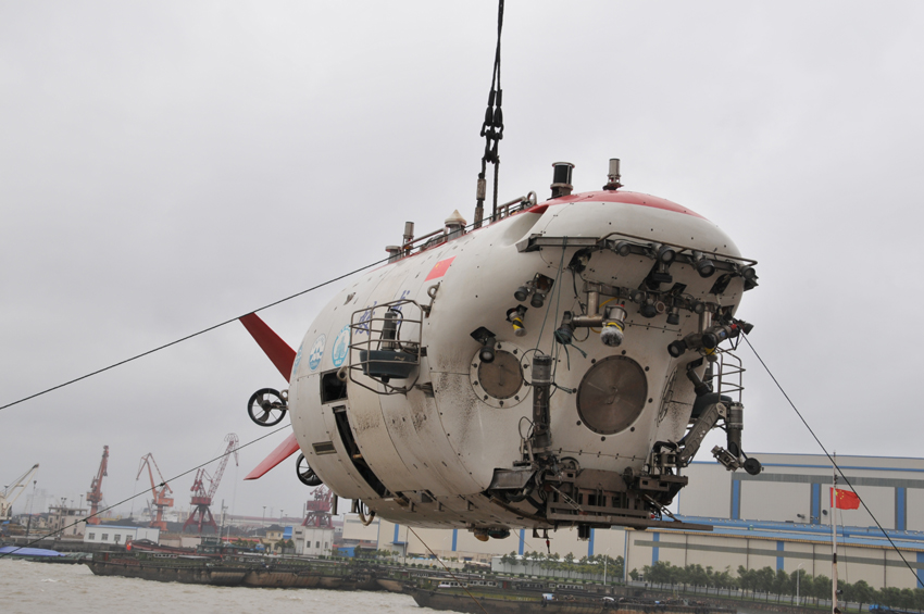 The Jiaolong, China&apos;s first manned submersible, is successfully installed in Xiangyanghong 09, a mother vessel for the submersible, in Jiangyin City of Jiangsu Province on June 8. 