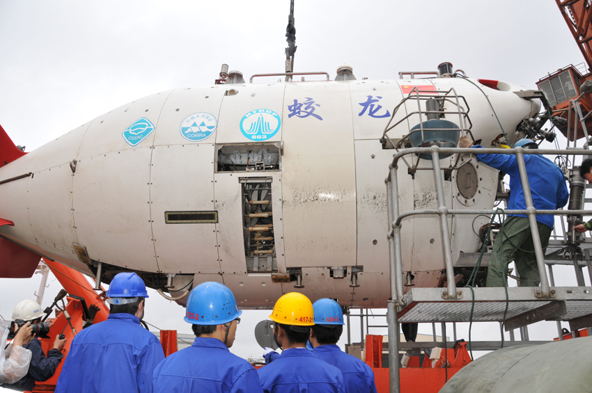 The Jiaolong, China&apos;s first manned submersible, is successfully installed in Xiangyanghong 09, a mother vessel for the submersible, in Jiangyin City of Jiangsu Province on June 8. 