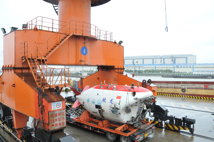 The Jiaolong, China&apos;s first manned submersible, is successfully installed in Xiangyanghong 09, a mother vessel for the submersible, in Jiangyin City of Jiangsu Province on June 8. 