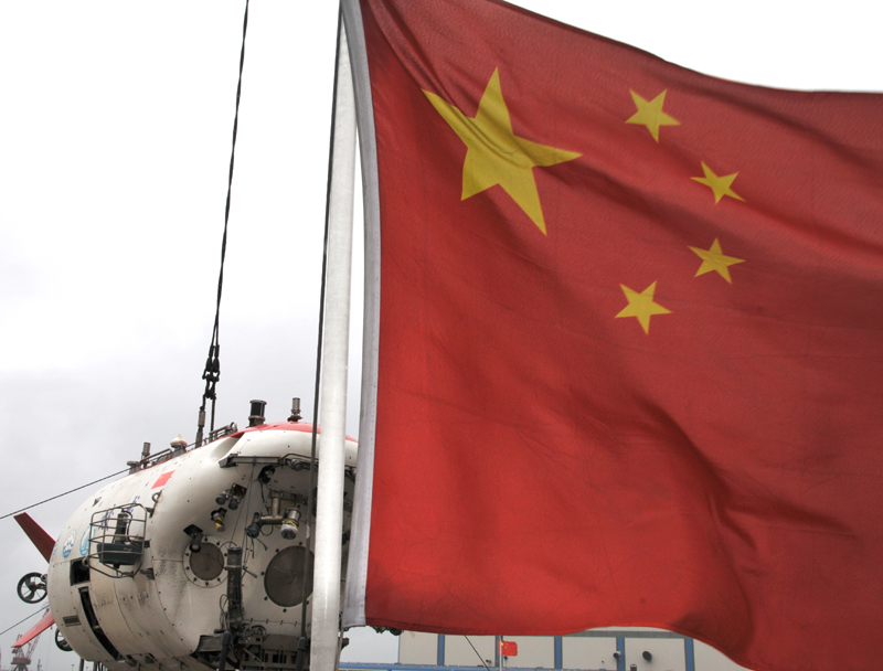 The Jiaolong, China&apos;s first manned submersible, is successfully installed in Xiangyanghong 09, a mother vessel for the submersible, in Jiangyin City of Jiangsu Province on June 8. 