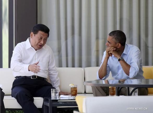 Chinese President Xi Jinping (L) and U.S. President Barack Obama have a talk on a bench while taking a walk before heading into their second meeting, at the Annenberg Retreat, California, the United States, June 8, 2013. Chinese President Xi Jinping and U.S. President Barack Obama held the second meeting here on Saturday to exchange views on economic ties. [Lan Hongguang/Xinhua]