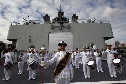 Members of the Royal Australian Navy Band perform during a welcoming ceremony for three visiting Chinese naval ships in Sydney on December 18, 2012 [Photo:Jin Linpeng]