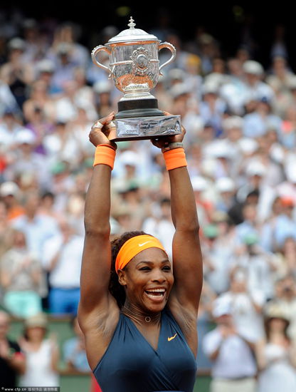 Serena Williams lifts the French Open trophy.