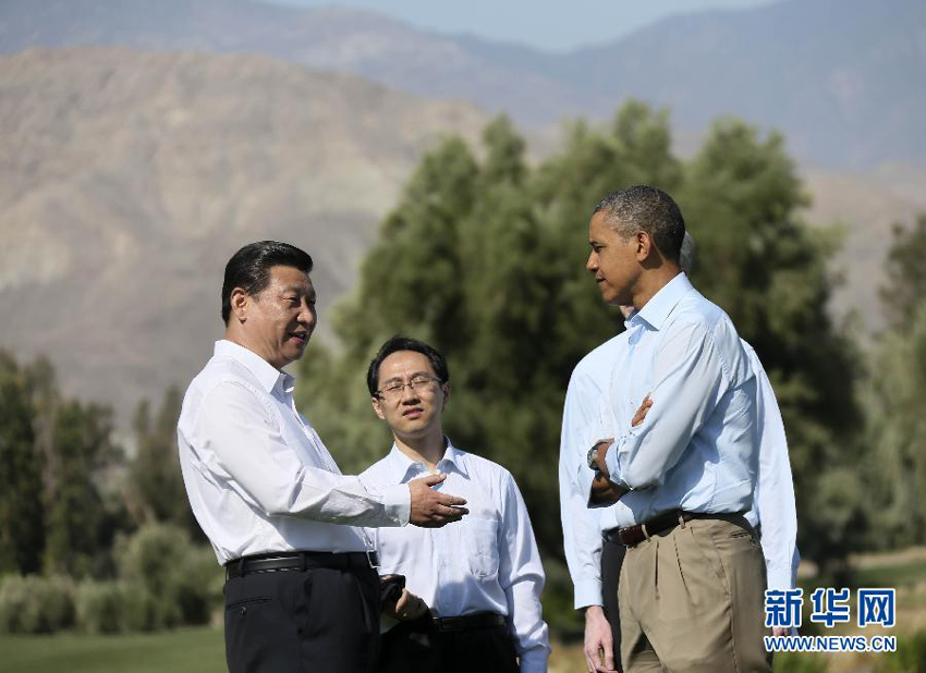 Chinese President Xi Jinping (L) and U.S. President Barack Obama take a walk before heading into their second meeting, at the Annenberg Retreat, California, the United States, June 8, 2013. Chinese President Xi Jinping and U.S. President Barack Obama held the second meeting here on Saturday to exchange views on economic ties. 