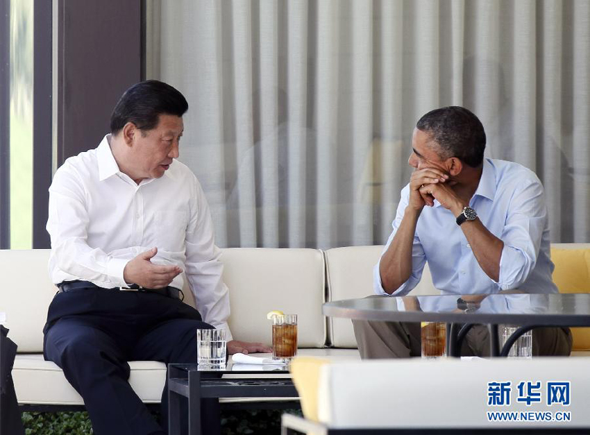 Chinese President Xi Jinping (L) and U.S. President Barack Obama have a talk on a bench while taking a walk before heading into their second meeting, at the Annenberg Retreat, California, the United States, June 8, 2013. Chinese President Xi Jinping and U.S. President Barack Obama held the second meeting here on Saturday to exchange views on economic ties. 