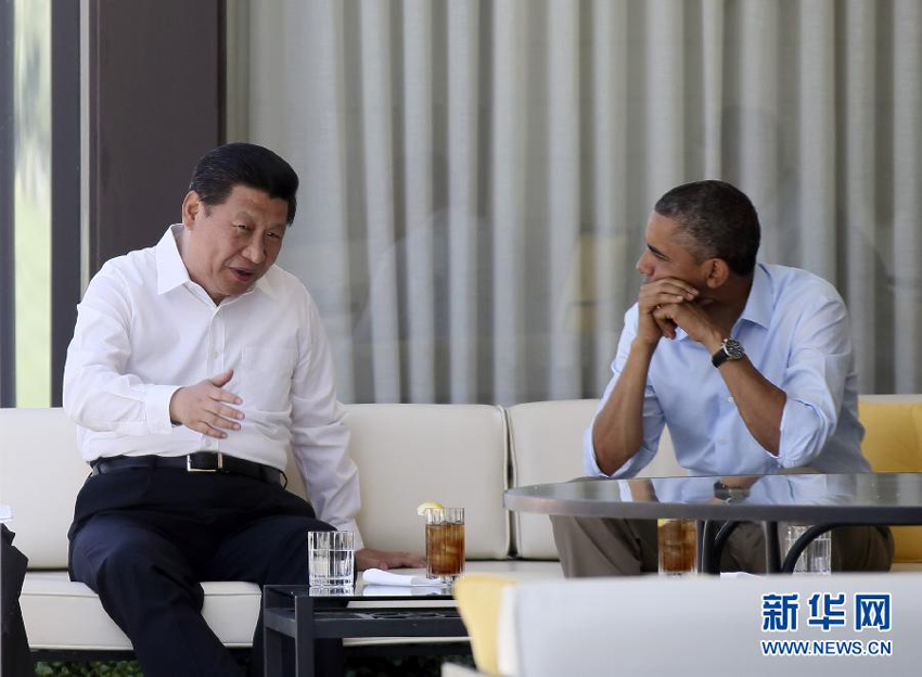 Chinese President Xi Jinping (L) and U.S. President Barack Obama have a talk on a bench while taking a walk before heading into their second meeting, at the Annenberg Retreat, California, the United States, June 8, 2013. Chinese President Xi Jinping and U.S. President Barack Obama held the second meeting here on Saturday to exchange views on economic ties. 