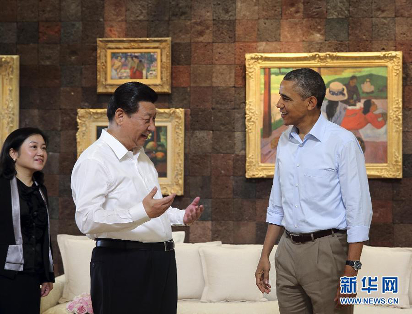 Chinese President Xi Jinping (L, front) talks to U.S. President Barack Obama prior to a joint walk before heading into their second meeting, at the Annenberg Retreat, California, the United States, June 8, 2013. Chinese President Xi Jinping and U.S. President Barack Obama held the second meeting here on Saturday to exchange views on economic ties. 