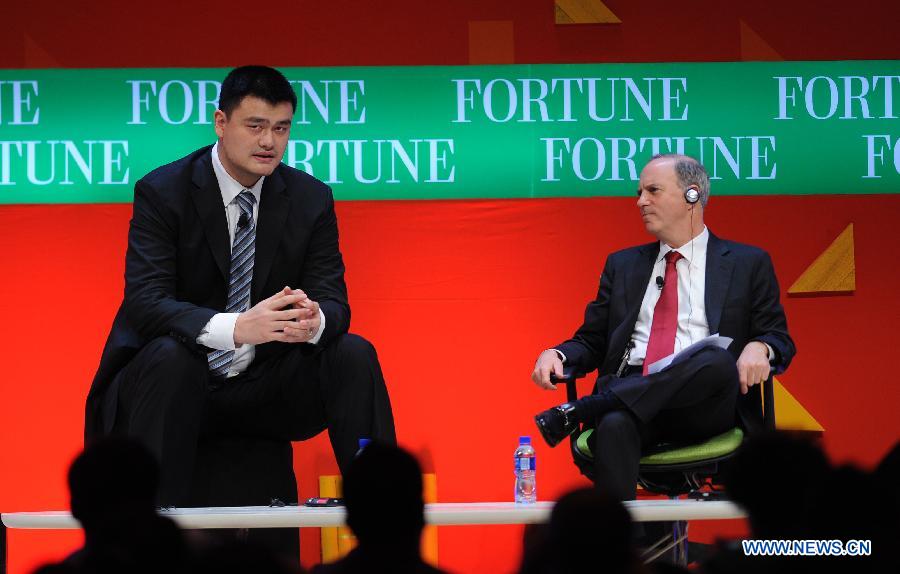 Yao Ming (L) speaks on the discussion &apos;Defining Global Excellence&apos; during the ongoing 2013 Fortune Global Forum in Chengdu, capital of southwest China&apos;s Sichuan Province, June 8, 2013. 