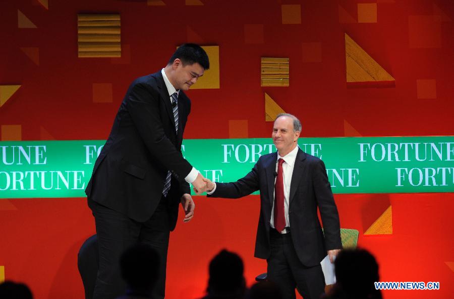 Yao Ming (L) shakes hands with Andy Serwer, managing editor of Fortune magazine, on the discussion &apos;Defining Global Excellence&apos; during the ongoing 2013 Fortune Global Forum in Chengdu, capital of southwest China&apos;s Sichuan Province, June 8, 2013. 