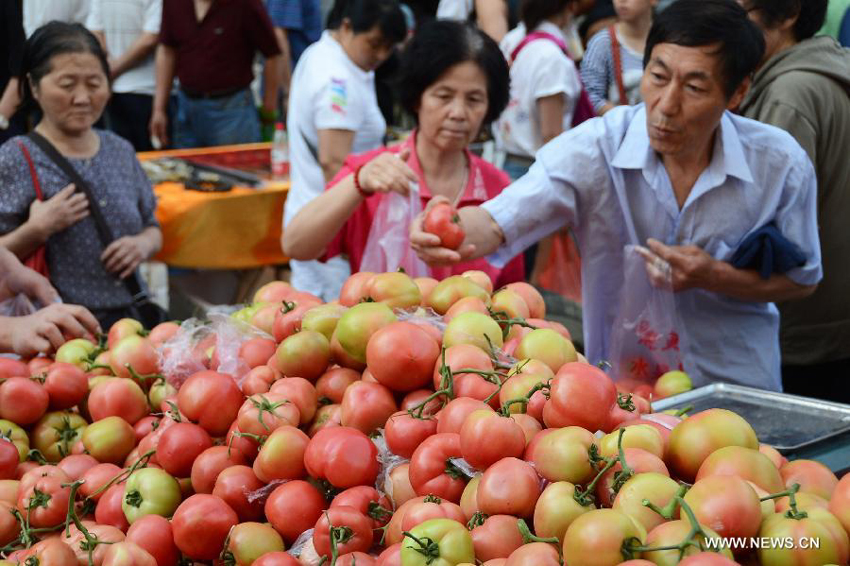 People choose fruit in a market in Changchun, capital of northeast China&apos;s Jilin Province, June 9, 2013. China&apos;s consumer price index (CPI), a main gauge of inflation, grew 2.1 percent year on year in May, down from 2.4 percent in April, the National Bureau of Statistics said on Sunday. 