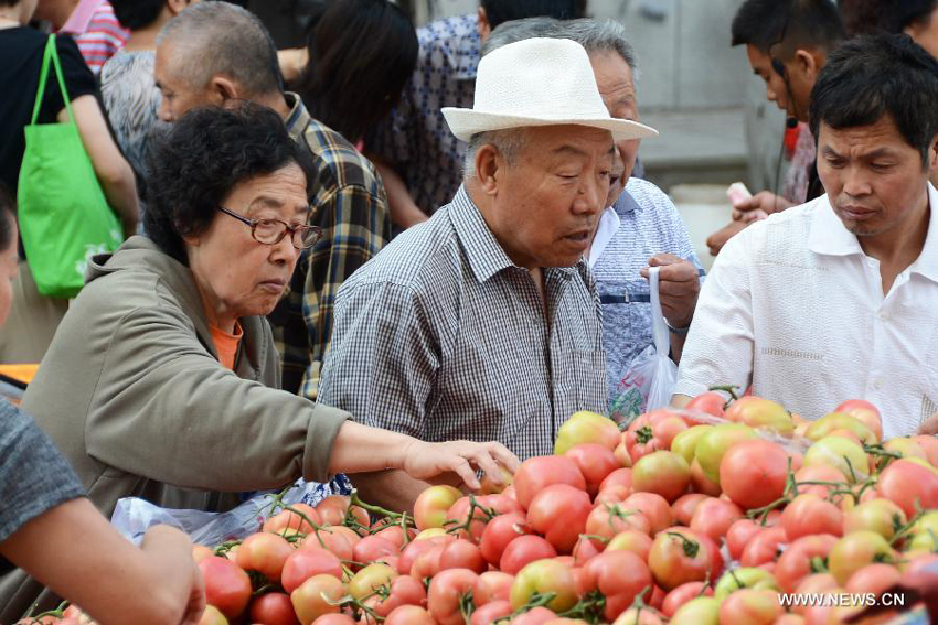 People choose fruit in a market in Changchun, capital of northeast China&apos;s Jilin Province, June 9, 2013. China&apos;s consumer price index (CPI), a main gauge of inflation, grew 2.1 percent year on year in May, down from 2.4 percent in April, the National Bureau of Statistics said on Sunday. 