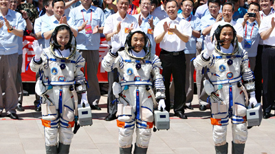 Astronauts to board Shenzhou-10 spacecraft. 