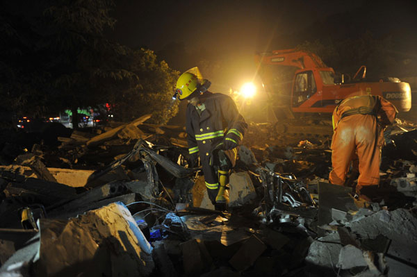 Firefithers search for survivors among the debris after an explosion-triggered building collapse in Suzhou city, East China's Jiangsu province on June 11, 2013. [Photo/Xinhua]