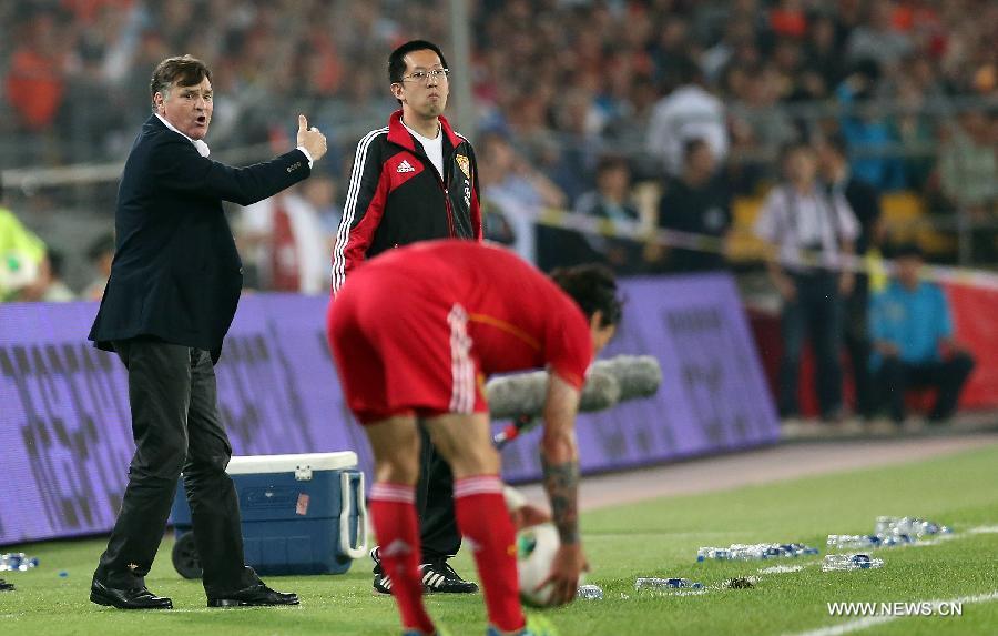 China&apos;s head coach Jose Antonio Camacho (L) gestures during the international friendly soccer match against the Netherlands at the Workers Stadium in Beijing, capital of China, June 11, 2013. (Xinhua/Li Ming) 