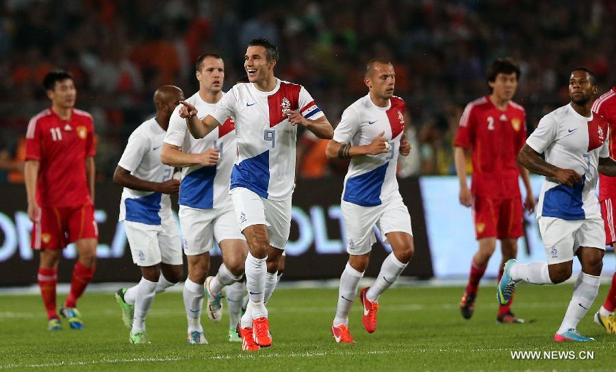 Robin van Persie (Front) of the Netherlands celebrates scoring a goal by penalty kick during the international friendly soccer match against China at the Workers Stadium in Beijing, capital of China, June 11, 2013. (Xinhua/Li Ming)