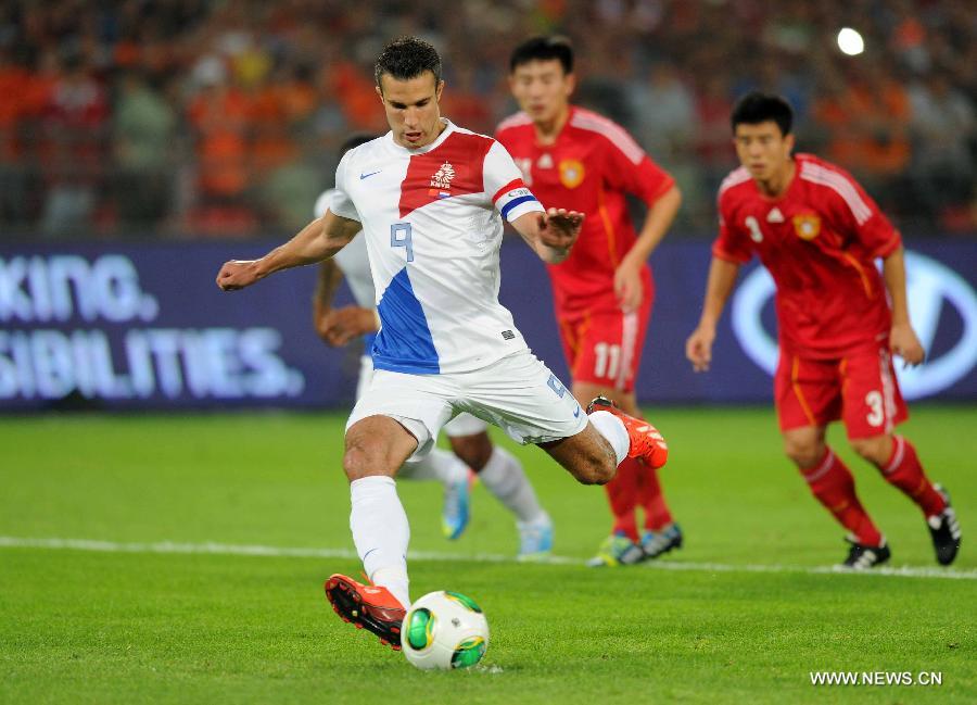 Robin van Persie (Front) of the Netherlands scores a goal by penalty kick during the international friendly soccer match against China at the Workers Stadium in Beijing, capital of China, June 11, 2013. (Xinhua/Gong Lei)