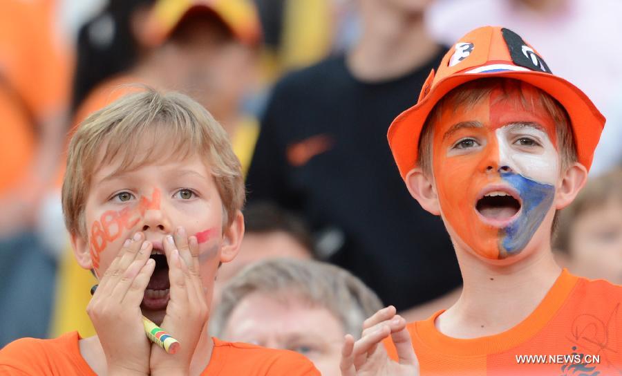 Fans of the Netherlands cheer prior to the international friendly soccer match between Netherlands and China at the Workers Stadium in Beijing, capital of China, June 11, 2013. (Xinhua/Kong Hui)Fans of the Netherlands cheer prior to the international friendly soccer match between Netherlands and China at the Workers Stadium in Beijing, capital of China, June 11, 2013. (Xinhua/Kong Hui)