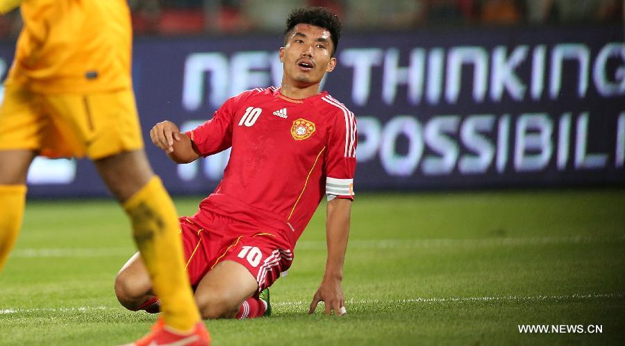 China's Zheng Zhi reacts after missing an opportunity during the international friendly soccer match against the Netherlands at the Workers Stadium in Beijing, capital of China, June 11, 2013. (Xinhua/Li Ming)